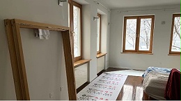 初雪的冬天，木窗的安装，让家里多些暖意。